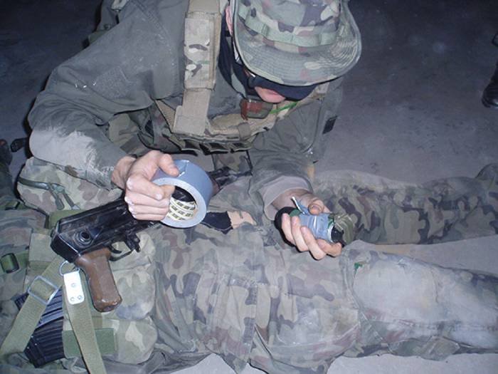 Zabezpieczanie granatu taśmą