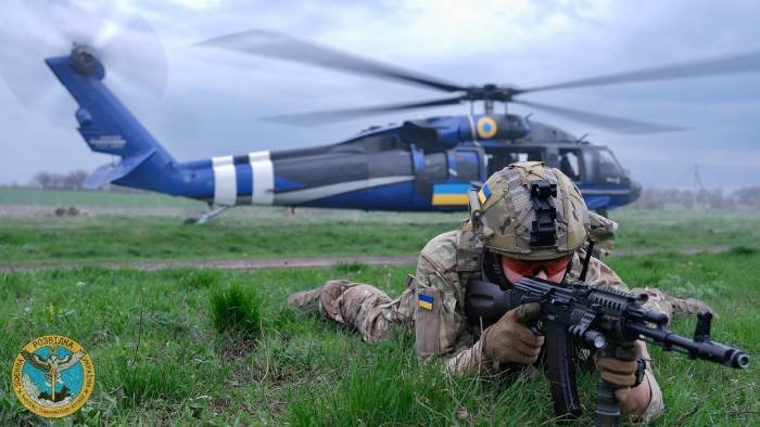 Śmigłowiec&nbsp;UH-60A Black Hawk w czasie ćwiczeń sił specjalnych ukraińskiego wywiadu HUR. Foto. HUR