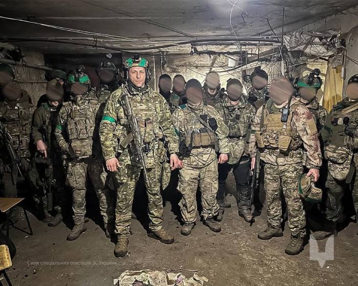 Dow&oacute;dca Sił Specjalnych Operacji (SSO) Ukrainy generał brygady Wiktor Horenko z operatorami SSO w Bachmucie. Foto. UASOF