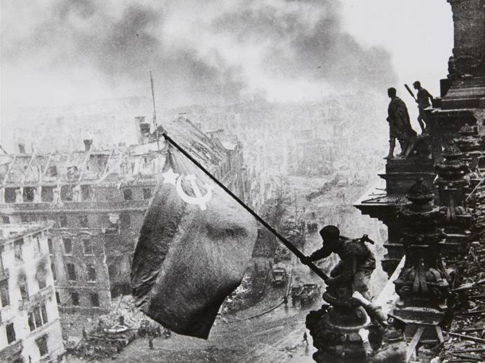 Radziecki sztandar nad Reichstagiem. Foto. Jewgienij Chałdiej.
