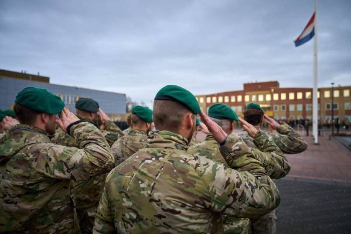 Operatorzy&nbsp;Korps Commandotroepen na placu apelowym w koszarach jednostki w&nbsp;Roosendaal. Foto. KCT
&nbsp;
