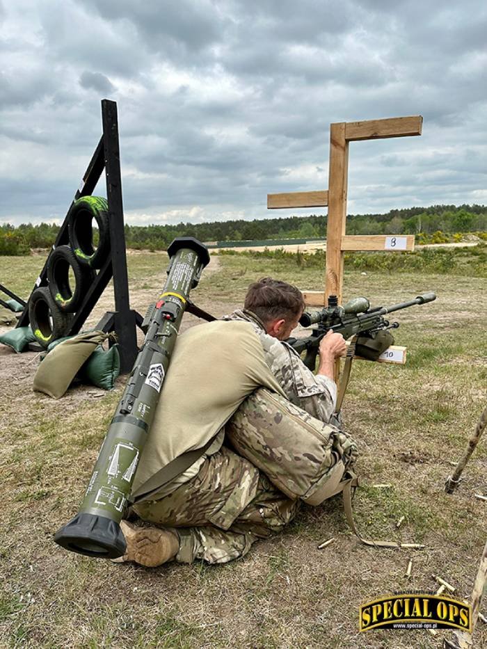 Snajper na stanowisku strzeleckim