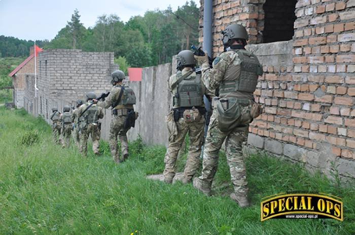 Szkolenie funkcjonariuszy SPKP radom na poligonie w Wędrzynie