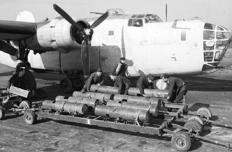 Załadunek zasobników na samolot B 24 liberator 