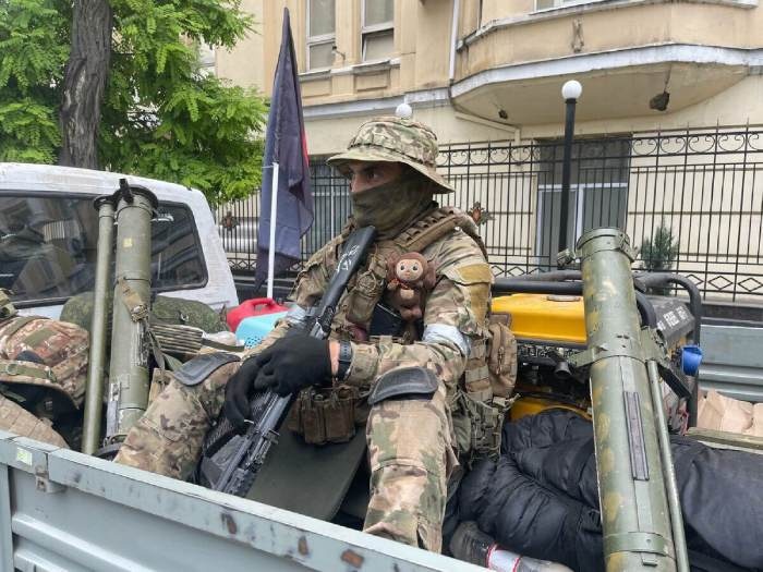 Najemnik z Grupy Wagnera w jednym z rosyjskich miast w czasie buntu