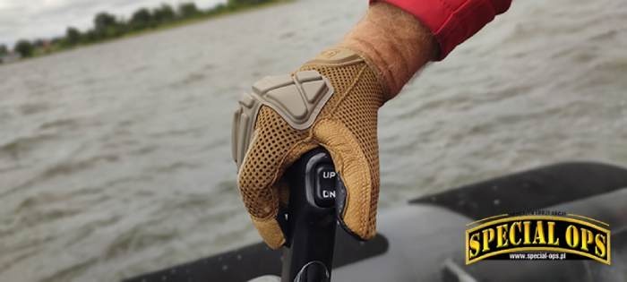 Sternik łodzi motorowej testujący rękawice Mechanix Wear