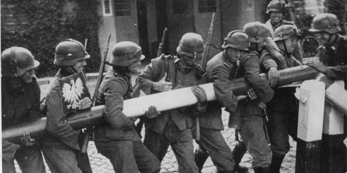 Niemieccy żołnierze inscenizują dla cel&oacute;w propagandowych scenę łamania polskiego szlabanu granicznego. Foto. IPN