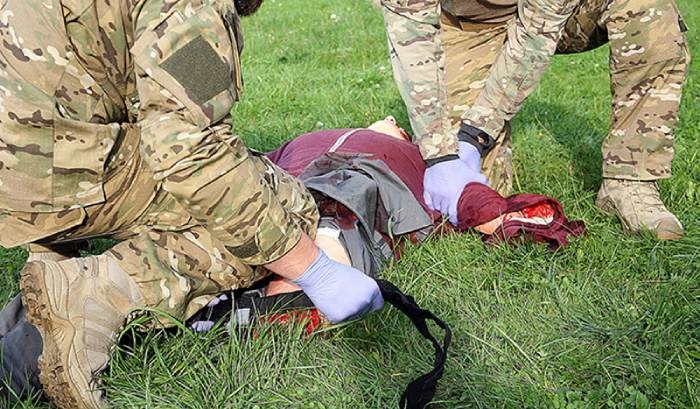 Zakładanie staz taktycznych powstrzymujących wykrwawienie