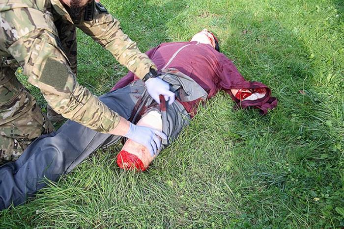Zakładanie stazy taktycznej na oderwaną kończynę dolną