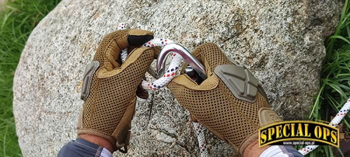 Zapinanie karabińczyka w rękawicach Mechanix Wear
