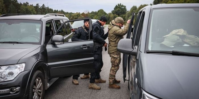 Dynamiczne zatrzymanie samochodu w wykonaniu kontrterroryst&oacute;w. Foto. Policja Świętokrzyska