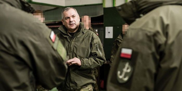 Generał broni Wiesław Kukuła z operatorami JWK. Foto. Daniel Dmitriew