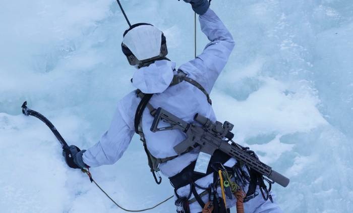komandosi uzbrojenie snieg wspinaczka