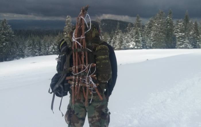 Autor podczas wyprawy w góry przy zmianie warunków atmosferycznych  wykonał improwizowane rakiety śnieżne tzw. alladynki