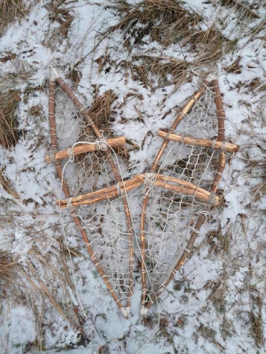 Rakiety śniezne wykonane przez kolegę Instruktora SERE w trakcie szkolenia zimowego, wyplatane linką spadochronową