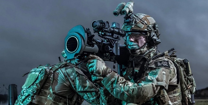 Żołnierze uzbrojeni w granatnik&nbsp;Carl-Gustaf M4. Foto. Saab