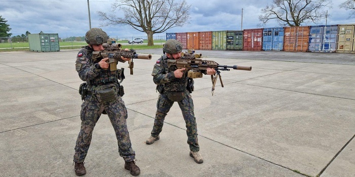 Polscy żołnierze testujący karabiny SIG Sauer XM7 i XM250. Foto. 18DZ