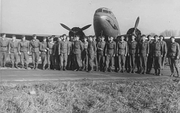 5. kompania rozpoznawcza pozuje przed samolotem Li-2. Samolot sprowadzony został do Dziwnowa jako obiekt szkoleniowy dla zwiadowców 1bsz. 1 batalion szturmowy dziwnow