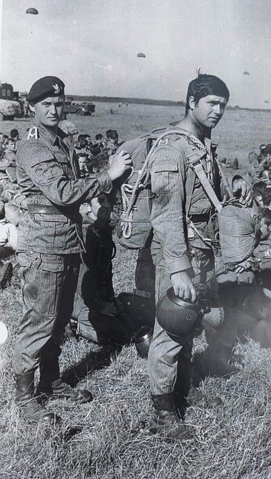 Sierżanci Alfred Aftyka, instruktor spadochronowy, służbę w batalionie rozpoczynał od szeregowca w 26br., oraz Janusz Tomczak, służący w batalionie od 1965 roku Sierżanci Alfred Aftyka, instruktor spadochronowy, służbę w batalionie rozpoczynał od szeregowca w 26br., oraz Janusz Tomczak, służący w batalionie od 1965 roku