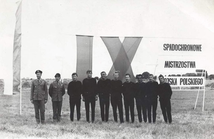 Reprezentacja 1. batalionu szturmowego na Spadochronowych Mistrzostwach Wojska Polskiego w Zamościu. Czerwiec, 1970 r. Reprezentacja 1. batalionu szturmowego na Spadochronowych Mistrzostwach Wojska Polskiego w Zamościu
