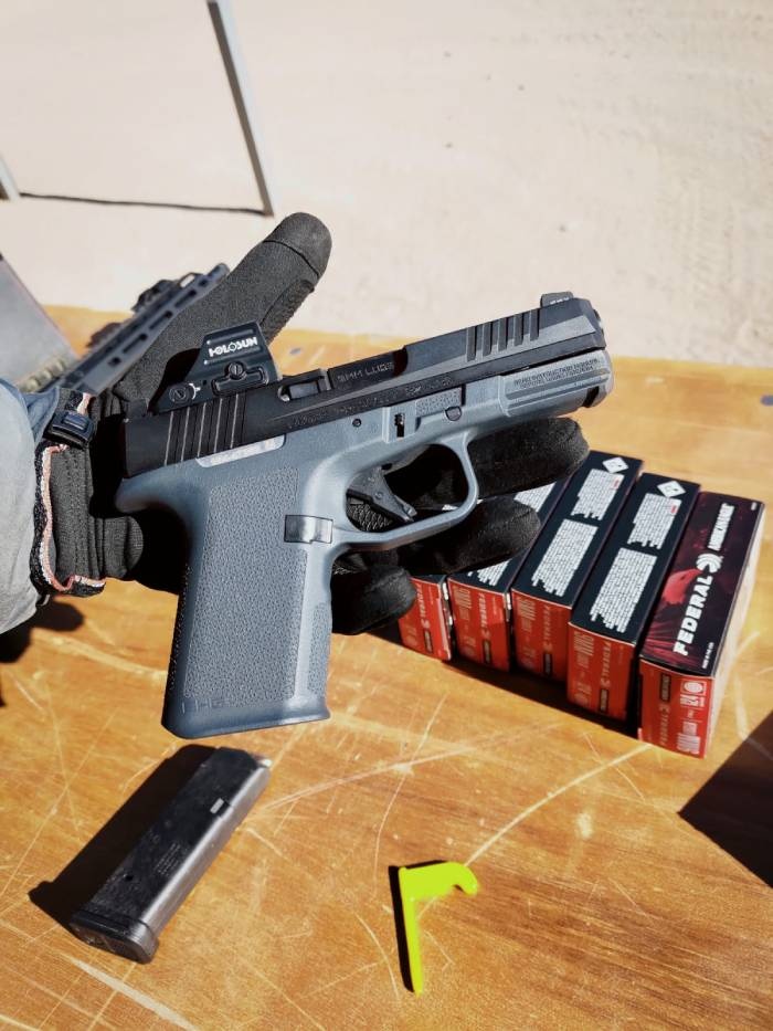 Pistolet z celownikiem holosun
