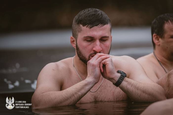 Zanurzenie w lodowatej wodzie