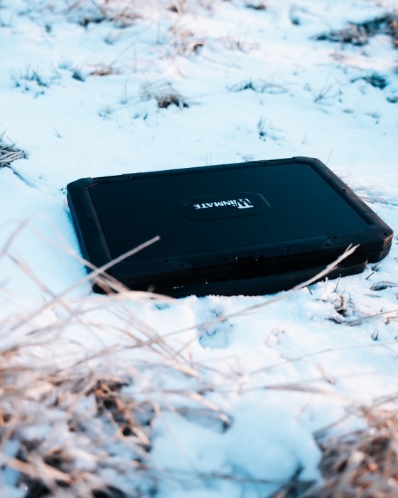 laptop rugged winmate l156ad na śniegu