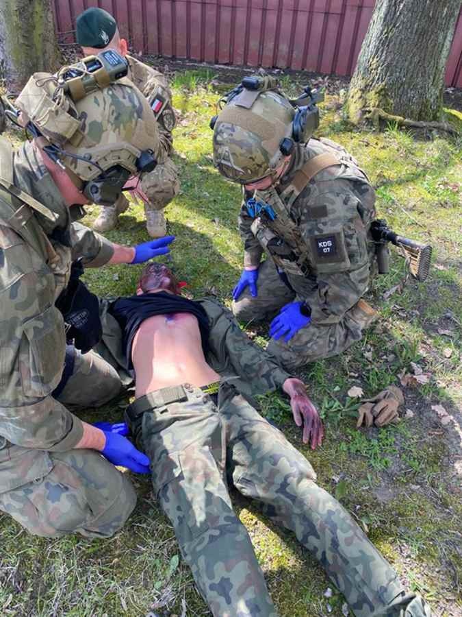 żólnierze ćwiczą opatrywanie rannego