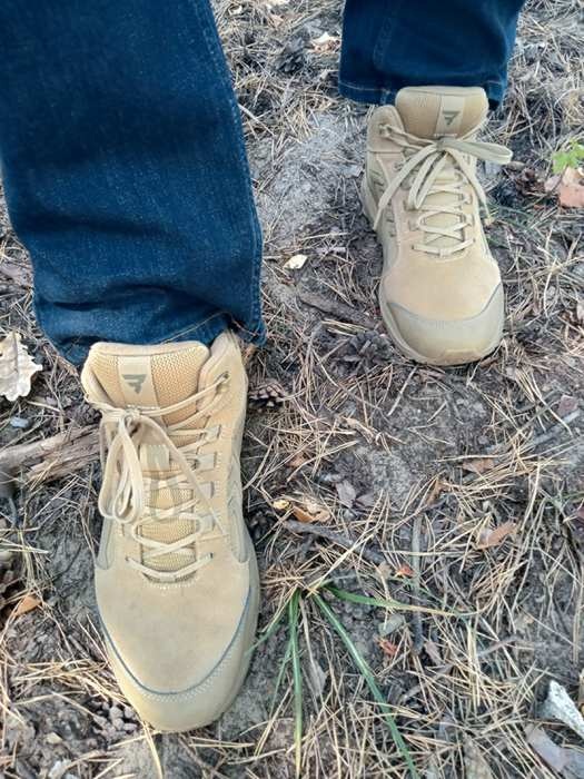 beżowe buty taktyczne na trawie
