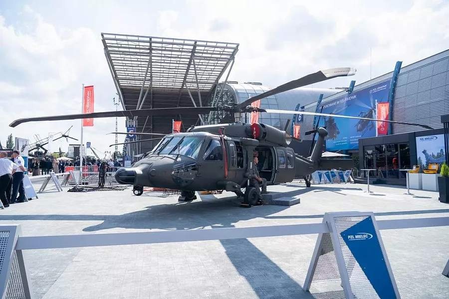 śmigłowiec przed halą targową