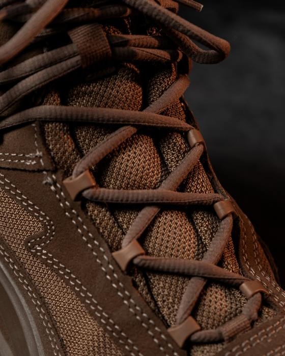 zbliżenie na sznurówki buta