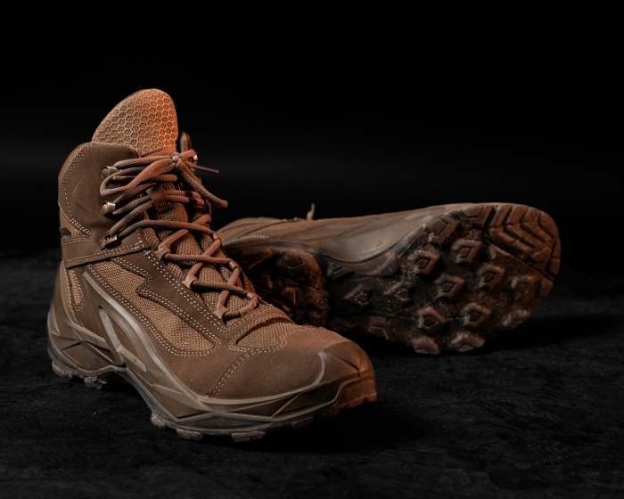 beżowe buty taktyczne na ciemnym tle