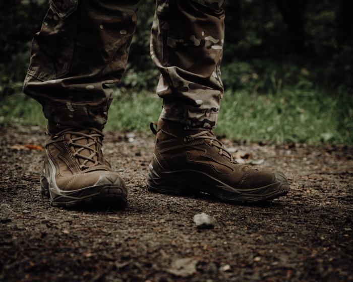 buty taktyczne na leśnej ścieżce