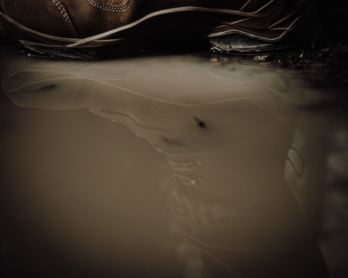 odbicie buta taktycznego w kałuży