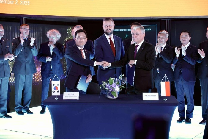 politycy i przedstawiciele firm na targach