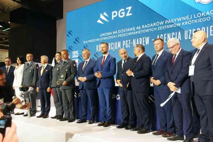 politycy i przedstawiciele firm na scenie