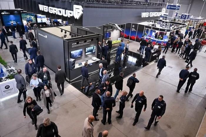 osoby zwiedzajace stoiska na targach widok z góry