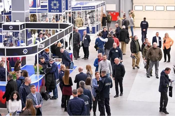 ludzie na hali targowej podczas polsecure