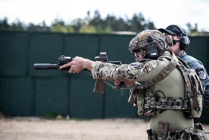 żołnierz mierzy z karabinu, widok z boku