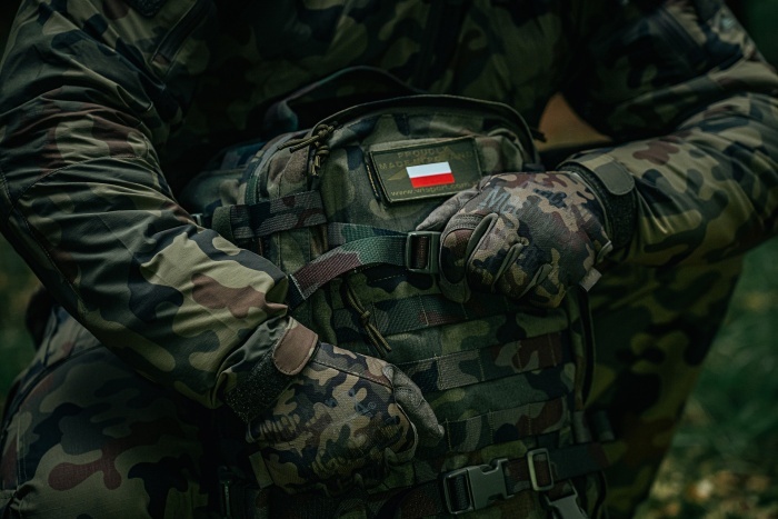 plecak w multicamie z polską naszywką