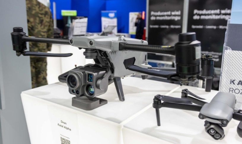 drony prezentowane na stoisku targowym