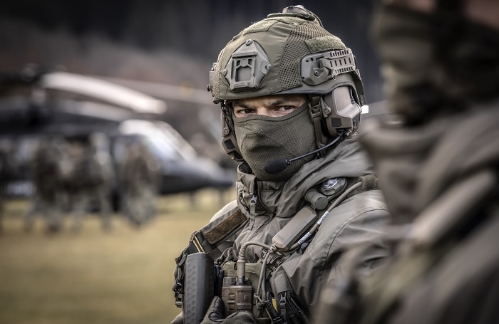 żołnierz z zestawem słuchawkowym