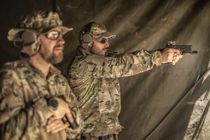 Dwóch żołnierzy w zestawach słuchawkowych INVISIO T30