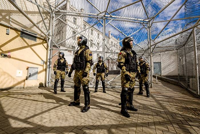 grupa żołnierzy na spacerniaku