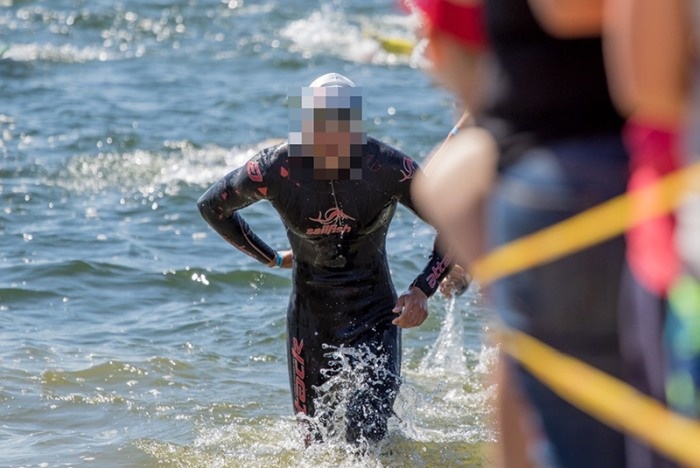 mężczyzna wybiega z wody