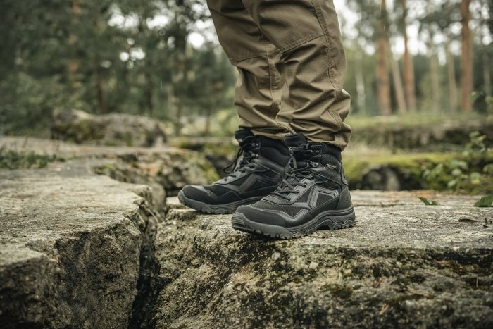 buty taktyczne na omszałych skałach