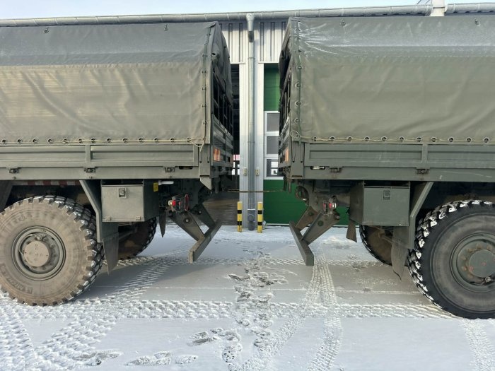 dwa samochody ciężarowe rozciągają smycz