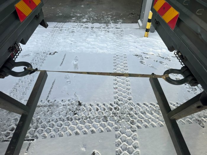 obroza i smycz canine tactic - ciągnięcie ciężarówki jak otest wytrzymałościowy