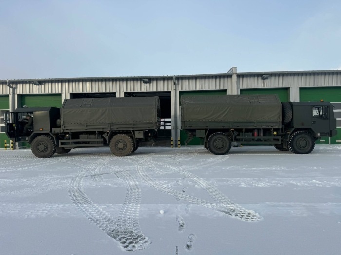 dwa samochody ciężarowe rozciągają smycz