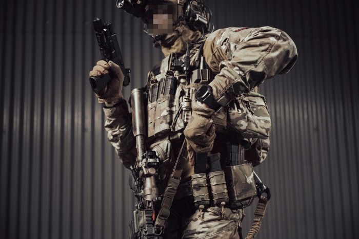 żołnierz w umundurowaniu i oprządzeniu